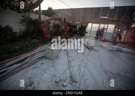 Gaza-Stadt. Palästina. 15. Februar 2023. Palästinenser inspizieren ein Hochzeitsfotografiestudio, das nach den israelischen Angriffen auf Gaza-Stadt beschädigt wurde. Stockfoto