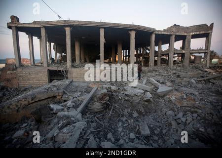 Gaza-Stadt. Palästina. 15. Februar 2023. Palästinenser inspizieren ein Hochzeitsfotografiestudio, das nach den israelischen Angriffen auf Gaza-Stadt beschädigt wurde. Stockfoto