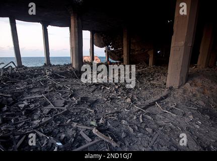 Gaza-Stadt. Palästina. 15. Februar 2023. Palästinenser inspizieren ein Hochzeitsfotografiestudio, das nach den israelischen Angriffen auf Gaza-Stadt beschädigt wurde. Stockfoto