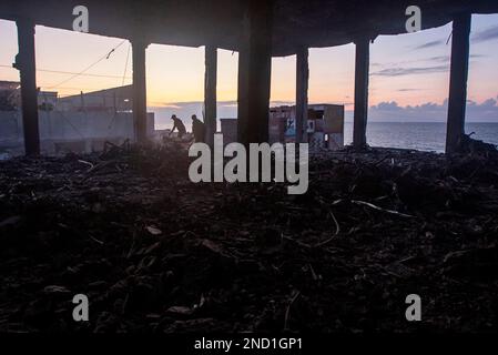 Gaza-Stadt. Palästina. 15. Februar 2023. Palästinenser inspizieren ein Hochzeitsfotografiestudio, das nach den israelischen Angriffen auf Gaza-Stadt beschädigt wurde. Stockfoto