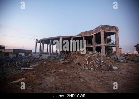 Gaza-Stadt. Palästina. 15. Februar 2023. Palästinenser inspizieren ein Hochzeitsfotografiestudio, das nach den israelischen Angriffen auf Gaza-Stadt beschädigt wurde. Stockfoto