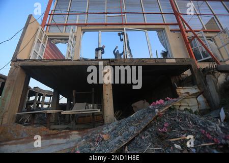 Gaza-Stadt. Palästina. 15. Februar 2023. Palästinenser inspizieren ein Hochzeitsfotografiestudio, das nach den israelischen Angriffen auf Gaza-Stadt beschädigt wurde. Stockfoto