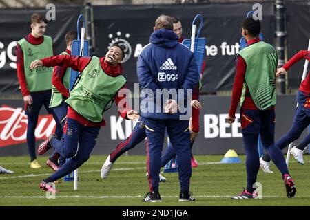 AMSTERDAM - Devyne Rensch von Ajax während eines Trainings im Vorfeld des Spiels der UEFA Europa League zwischen Ajax Amsterdam und dem FC Union Berlin im sportpark de Toekomst am 15. Februar 2023 in Amsterdam, Niederlande. ANP MAURICE VAN STONE Stockfoto