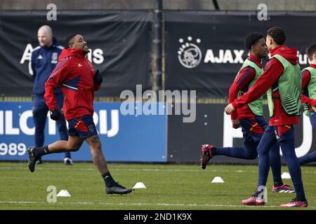 AMSTERDAM - Steven Bergwijn während eines Trainings vor dem Spiel der UEFA Europa League zwischen Ajax Amsterdam und dem FC Union Berlin im sportpark de Toekomst am 15. Februar 2023 in Amsterdam, Niederlande. ANP MAURICE VAN STONE Stockfoto