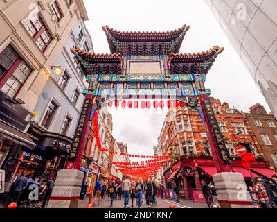 London, England, Großbritannien - 11. Februar 2023: Weite Sicht auf das berühmte chinesische Tor im Zentrum von London und Touristen auf der Straße Stockfoto