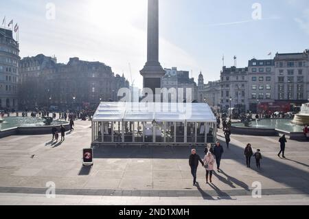 London, Großbritannien. 15. Februar 2023 Am Trafalgar Square wurde ein temporäres „Syria House“-Zelt für Mitglieder der syrischen Gemeinde im Vereinigten Königreich errichtet, um sich zu versammeln und Unterstützung für die vom Erdbeben betroffenen Menschen zu erhalten. Kredit: Vuk Valcic/Alamy Live News Stockfoto