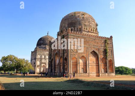 Dezember 18 2022 - Bidar, Karnataka in Indien: Die Menschen genießen die Bahmani-Gräber, Denkmäler und Ruinen in Zentralindien Stockfoto