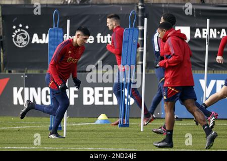 AMSTERDAM - Edson Alvarez während eines Trainings vor dem Spiel der UEFA Europa League zwischen Ajax Amsterdam und dem FC Union Berlin am 15. Februar 2023 im sportpark de Toekomst in Amsterdam, Niederlande. ANP MAURICE VAN STONE Stockfoto