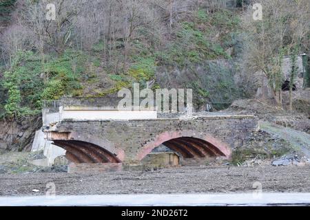 Eisenbahnbrücken-Ruine nach der Ahr-Flutkatastrophe von 2021, gesehen 2023 Stockfoto