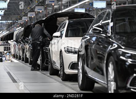 Sindelfingen, Deutschland. 13. Februar 2023. Mitarbeiter des Stuttgarter Automobilherstellers Mercedes-Benz arbeiten im Werk 56 im Merecdes-Benz-Werk in Sindelfingen an der Fertigungsstraße für Luxusfahrzeuge und Luxusfahrzeuge. Neben den Umweltqualitätsnormen kommen alle Varianten der Mercedes-Benz S-Klasse und der Mercedes-Maybach S-Klasse ab Werk 56 vom Band. Kredit: Bernd Weißbrod/dpa/Alamy Live News Stockfoto