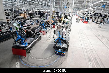 Sindelfingen, Deutschland. 13. Februar 2023. Mitarbeiter des Stuttgarter Automobilherstellers Mercedes-Benz arbeiten im Werk 56 im Merecdes-Benz-Werk in Sindelfingen an der Fertigungsstraße für Luxusfahrzeuge und Luxusfahrzeuge. Neben den Umweltqualitätsnormen kommen alle Varianten der Mercedes-Benz S-Klasse und der Mercedes-Maybach S-Klasse ab Werk 56 vom Band. Kredit: Bernd Weißbrod/dpa/Alamy Live News Stockfoto