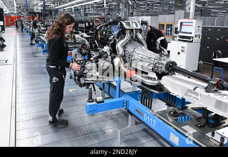 Sindelfingen, Deutschland. 13. Februar 2023. Mitarbeiter des Stuttgarter Automobilherstellers Mercedes-Benz arbeiten im Werk 56 im Merecdes-Benz-Werk in Sindelfingen an der Fertigungsstraße für Luxusfahrzeuge und Luxusfahrzeuge. Neben den Umweltqualitätsnormen kommen alle Varianten der Mercedes-Benz S-Klasse und der Mercedes-Maybach S-Klasse ab Werk 56 vom Band. Kredit: Bernd Weißbrod/dpa/Alamy Live News Stockfoto