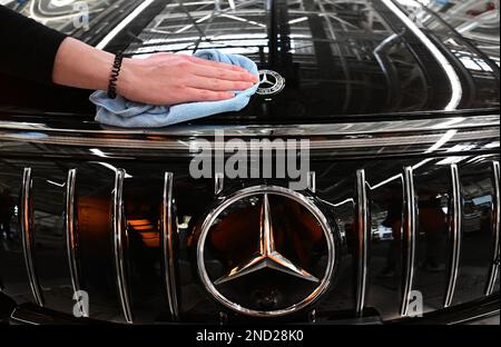 Sindelfingen, Deutschland. 13. Februar 2023. Mitarbeiter des Stuttgarter Automobilherstellers Mercedes-Benz arbeiten im Werk 56 im Merecdes-Benz-Werk in Sindelfingen an der Fertigungsstraße für Luxusfahrzeuge und Luxusfahrzeuge. Neben den Umweltqualitätsnormen kommen alle Varianten der Mercedes-Benz S-Klasse und der Mercedes-Maybach S-Klasse ab Werk 56 vom Band. Kredit: Bernd Weißbrod/dpa/Alamy Live News Stockfoto