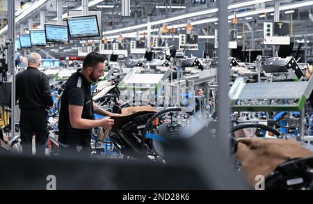 Sindelfingen, Deutschland. 13. Februar 2023. Mitarbeiter des Stuttgarter Automobilherstellers Mercedes-Benz arbeiten im Werk 56 im Merecdes-Benz-Werk in Sindelfingen an der Fertigungsstraße für Luxusfahrzeuge und Luxusfahrzeuge. Neben den Umweltqualitätsnormen kommen alle Varianten der Mercedes-Benz S-Klasse und der Mercedes-Maybach S-Klasse ab Werk 56 vom Band. Kredit: Bernd Weißbrod/dpa/Alamy Live News Stockfoto