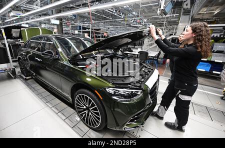 Sindelfingen, Deutschland. 13. Februar 2023. Mitarbeiter des Stuttgarter Automobilherstellers Mercedes-Benz arbeiten im Werk 56 im Merecdes-Benz-Werk in Sindelfingen an der Fertigungsstraße für Luxusfahrzeuge und Luxusfahrzeuge. Neben den Umweltqualitätsnormen kommen alle Varianten der Mercedes-Benz S-Klasse und der Mercedes-Maybach S-Klasse ab Werk 56 vom Band. Kredit: Bernd Weißbrod/dpa/Alamy Live News Stockfoto