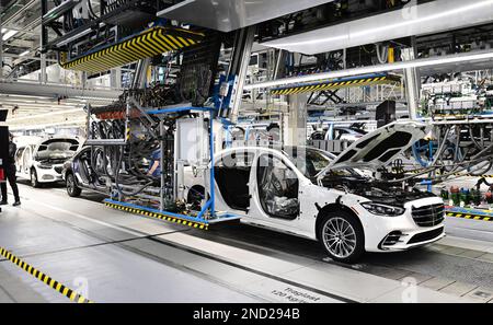 Sindelfingen, Deutschland. 13. Februar 2023. Mitarbeiter des Stuttgarter Automobilherstellers Mercedes-Benz arbeiten im Werk 56 im Merecdes-Benz-Werk in Sindelfingen an der Fertigungsstraße für Luxusfahrzeuge und Luxusfahrzeuge. Neben den Umweltqualitätsnormen kommen alle Varianten der Mercedes-Benz S-Klasse und der Mercedes-Maybach S-Klasse ab Werk 56 vom Band. Kredit: Bernd Weißbrod/dpa/Alamy Live News Stockfoto