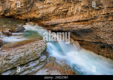 Johnston Creek Long Exposure in der Nähe der Johnston Canyon Lower Falls, Banff National Park, Alberta, Kanada. Stockfoto