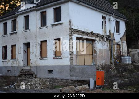 Fast zwei Jahre nach der Überschwemmung ist ein abgelegenes Haus zerstört Stockfoto