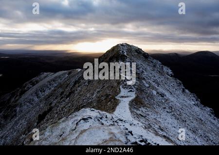 Sonnenaufgang auf dem Gipfel des Errigal. Der Errigal ist der höchste Punkt in der Grafschaft Donegal (751 m) Stockfoto