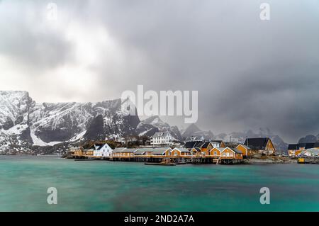 Die berühmten gelben Häuser von Sakrisoya, Lofoten-Inseln vor dem Schneesturm Stockfoto