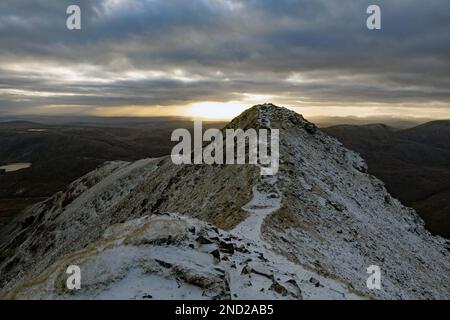 Sonnenaufgang auf dem Gipfel des Errigal. Der Errigal ist der höchste Punkt in der Grafschaft Donegal (751 m) Stockfoto