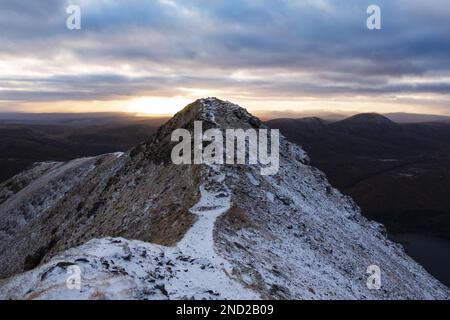 Sonnenaufgang auf dem Gipfel des Errigal. Der Errigal ist der höchste Punkt in der Grafschaft Donegal (751 m) Stockfoto