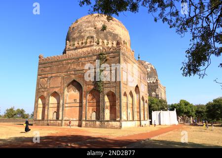Dezember 18 2022 - Bidar, Karnataka in Indien: Die Menschen genießen die Bahmani-Gräber, Denkmäler und Ruinen in Zentralindien Stockfoto