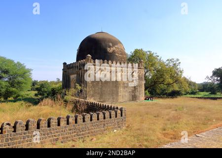 Dezember 18 2022 - Bidar, Karnataka in Indien: Die Menschen genießen die Bahmani-Gräber, Denkmäler und Ruinen in Zentralindien Stockfoto