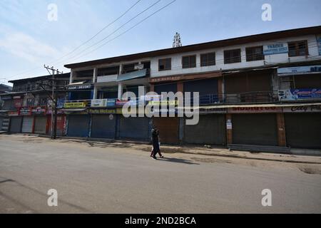 Srinagar, Indien. 15. Februar 2023. Einsame Aussicht auf die Straße während einer Schließung in Srinagar, geschlossene Geschäfte auf einem Markt in Srinagar, indisch kontrolliertes Kaschmir, Mittwoch, 15. Februar 2023. Einige Teile des Kaschmir-Tals sahen am Mittwoch eine Abschaltung der von der Regierung Jammu und Kaschmir eingeleiteten Abbruchanstrengung zur Bergung des Staatsgeländes. (Foto von Mubashir Hassan/Pacific Press) Kredit: Pacific Press Media Production Corp./Alamy Live News Stockfoto