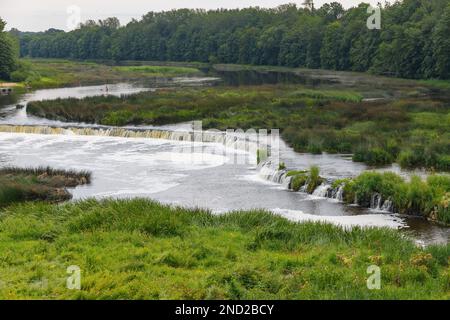 Venta Rapid (Ventas Rumba) Wasserfall, der breiteste Wasserfall in Europa und lange Backsteinbrücke, Kuldiga, Lettland. Stockfoto