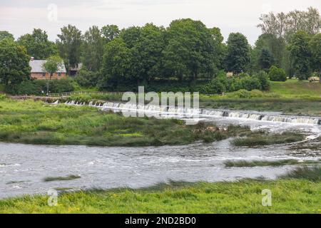 Venta Rapid (Ventas Rumba) Wasserfall, der breiteste Wasserfall in Europa und lange Backsteinbrücke, Kuldiga, Lettland. Stockfoto