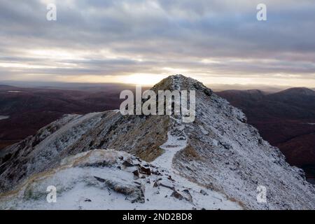 Sonnenaufgang auf dem Gipfel des Errigal. Der Errigal ist der höchste Punkt in der Grafschaft Donegal (751 m) Stockfoto