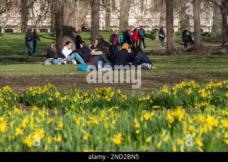 St James's Park, London, Großbritannien. 15. Februar 2023. Der Tag ist seit einem kühlen Morgengrauen sonnig, hat sich aber in der Stadt auf etwa 14 Grad Celsius erwärmt. Die Leute genießen die Parks Stockfoto