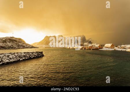 Die berühmten gelben Häuser von Sakrisoya, Lofoten-Inseln vor dem Schneesturm Stockfoto