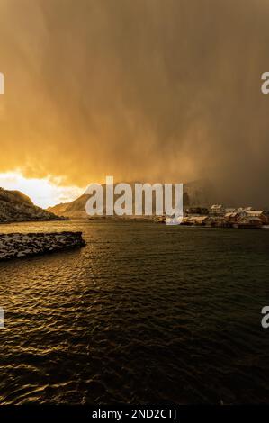 Die berühmten gelben Häuser von Sakrisoya, Lofoten-Inseln vor dem Schneesturm Stockfoto