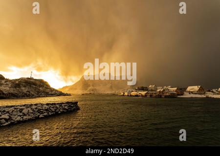 Die berühmten gelben Häuser von Sakrisoya, Lofoten-Inseln vor dem Schneesturm Stockfoto