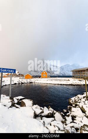 Die berühmten gelben Häuser von Sakrisoya, Lofoten-Inseln vor dem Schneesturm Stockfoto