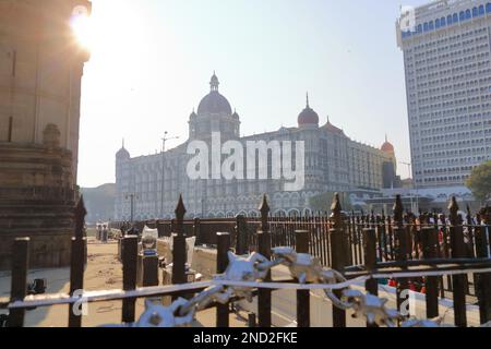 Dezember 21 2022 - Mumbai, Maharashtra in Indien: Unidentifizierte Menschen durch Gateway of India. Das Gateway of India ist eines der einzigartigsten Wahrzeichen Indiens Stockfoto