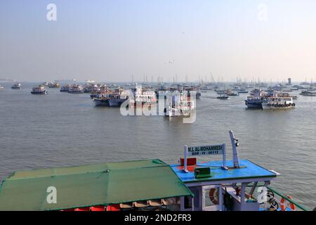 Dezember 21 2022 - Mumbai, Maharashtra in Indien: Boote und Fähren in der Nähe des Gateway of India Stockfoto