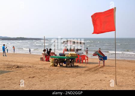 Dezember 21 2022 - Mumbai, Maharashtra in Indien: Menschen am Silver Beach auf Madh Island Stockfoto