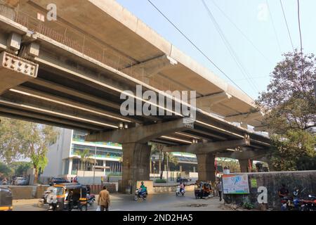 Dezember 21 2022 - Mumbai, Maharashtra in Indien: Chaotischer Indianer-Straßenverkehr Stockfoto