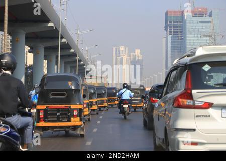 Dezember 21 2022 - Mumbai, Maharashtra in Indien: Chaotischer Indianer-Straßenverkehr Stockfoto