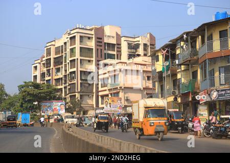 Dezember 21 2022 - Mumbai, Maharashtra in Indien: Chaotischer Indianer-Straßenverkehr Stockfoto