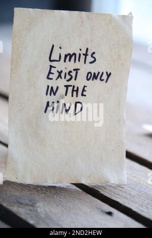 Limit gibt es nur im Kopf. Motivierende Zitate. Die Inschrift auf dem Schild. Vintage-Style. Stockfoto