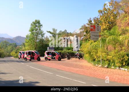 Dezember 23 2022 - Gujarat in Indien: Menschen vor dem Dinosaurierpark in der Nähe der Einheitsstatue und des Sardar-Sarovar-Staudamms Stockfoto