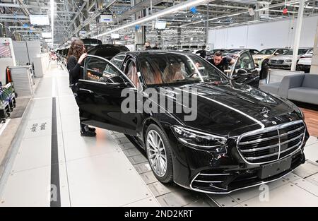 Sindelfingen, Deutschland. 13. Februar 2023. Mitarbeiter des Stuttgarter Automobilherstellers Mercedes-Benz arbeiten im Werk 56 im Merecdes-Benz-Werk in Sindelfingen an der Fertigungsstraße für Luxusfahrzeuge und Luxusfahrzeuge. Neben den Umweltqualitätsnormen kommen alle Varianten der Mercedes-Benz S-Klasse und der Mercedes-Maybach S-Klasse ab Werk 56 vom Band. Kredit: Bernd Weißbrod/dpa/Alamy Live News Stockfoto