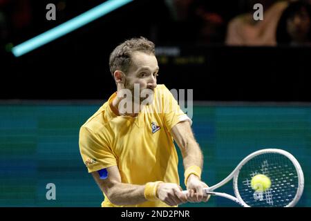 Ahoy, Rotterdam, Niederlande. 15. Februar 2023. ROTTERDAM - 15/02/2023, Constant Lestienne (FRA) in Aktion gegen Holger Rune (DEN) am zweiten Tag des ABN AMRO Open Tennisturniers in Ahoy. ANP SANDER KONING netherlands Out - belgium Out Credit: ANP/Alamy Live News Stockfoto