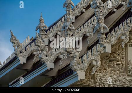 Weißer Tempel mit vielen Details in einer Gegend gebaut, die nicht von Touristen in der Provinz Chumphon besucht wird Stockfoto