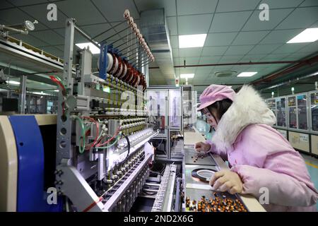 ZIXING, CHINA – 14. FEBRUAR 2023 – Arbeiter arbeiten in einer automatisierten Produktionswerkstatt von Huihua Electronics Co LTD in der Zixing Economic Development Zone, Stockfoto