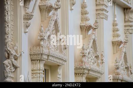 Weißer Tempel mit vielen Details in einer Gegend gebaut, die nicht von Touristen in der Provinz Chumphon besucht wird Stockfoto